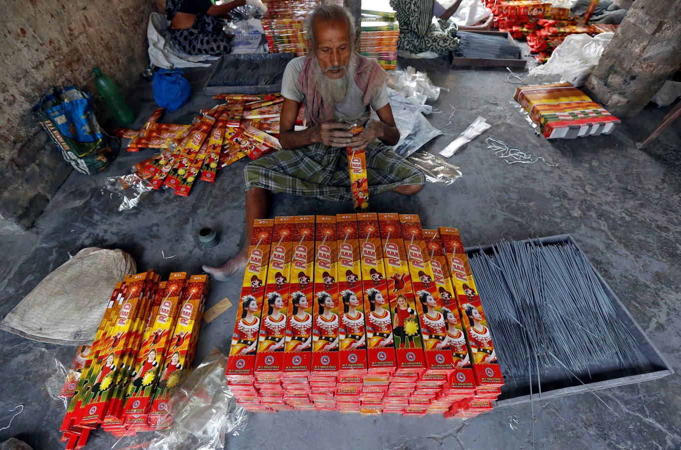 Fuegos, cerámica y luces para celebrar el festival hindú Diwali