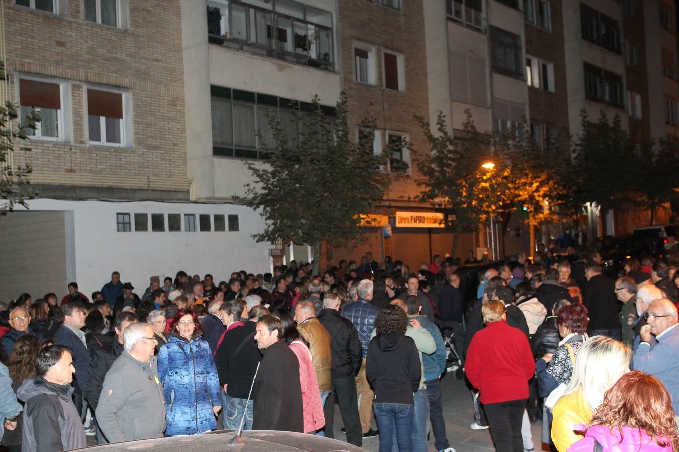 Vecinos del barrio bilbaíno de Ollerías acuden a la protesta diaria de Abetxuko contra &#039;los pichis&#039;