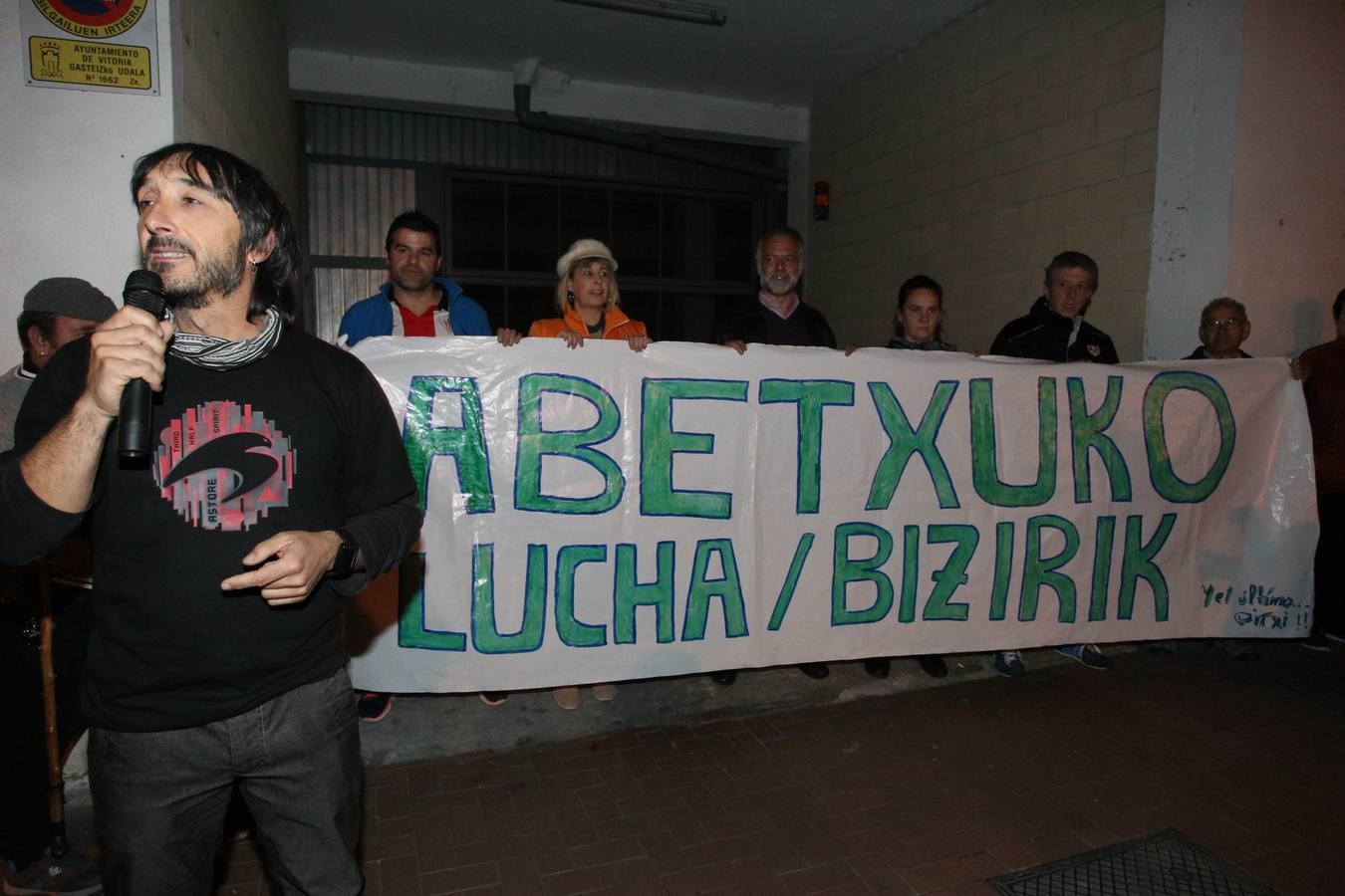 Vecinos del barrio bilbaíno de Ollerías acuden a la protesta diaria de Abetxuko contra &#039;los pichis&#039;