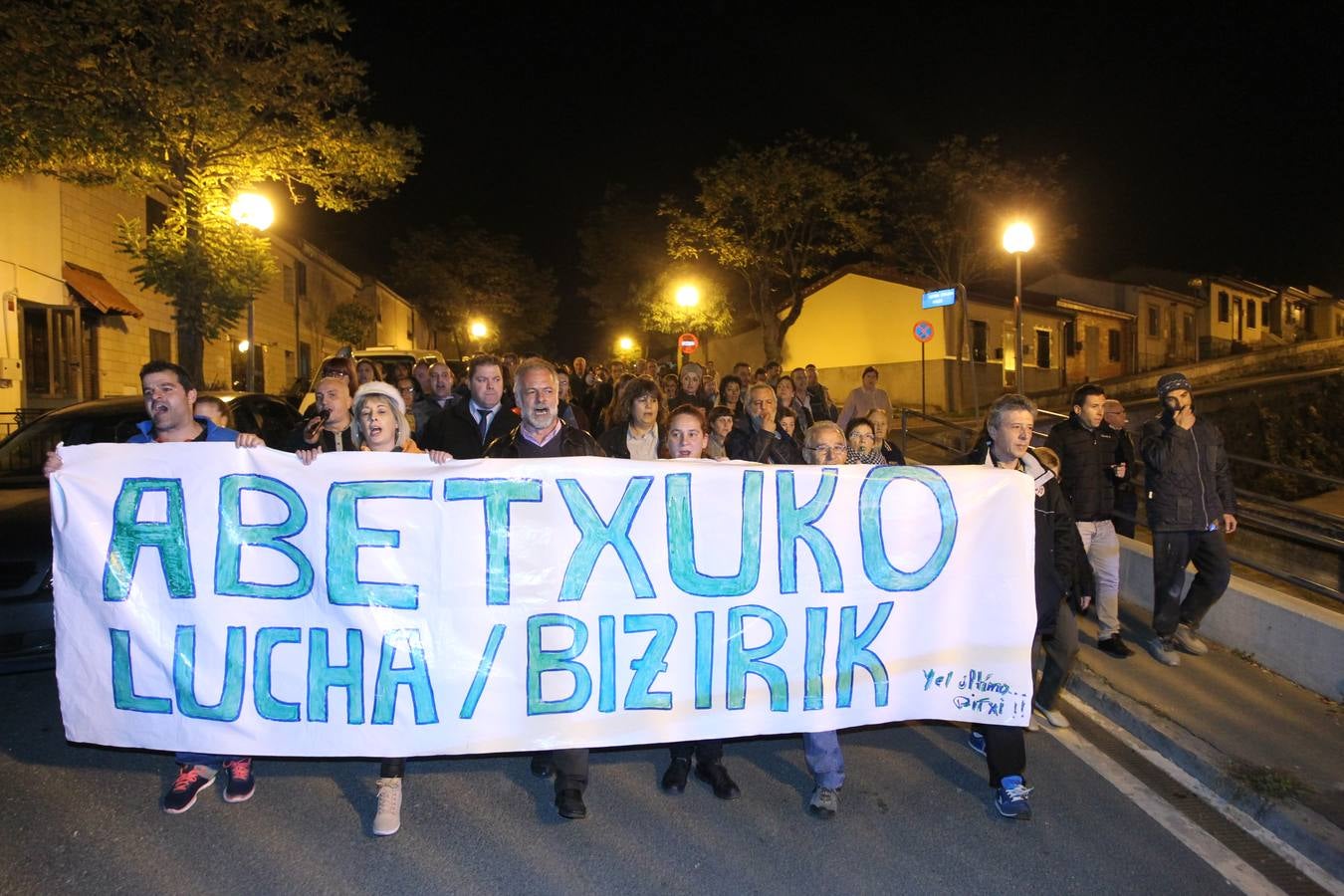 Vecinos del barrio bilbaíno de Ollerías acuden a la protesta diaria de Abetxuko contra &#039;los pichis&#039;