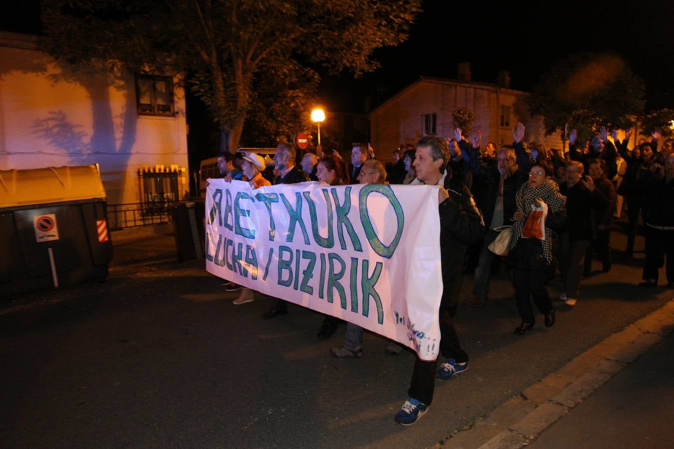 Vecinos del barrio bilbaíno de Ollerías acuden a la protesta diaria de Abetxuko contra &#039;los pichis&#039;