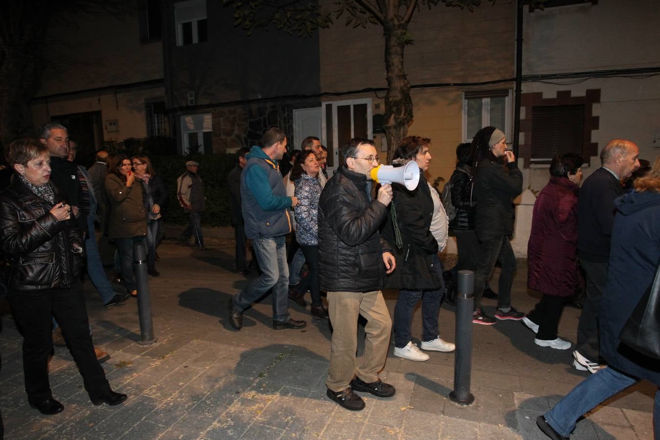 Vecinos del barrio bilbaíno de Ollerías acuden a la protesta diaria de Abetxuko contra &#039;los pichis&#039;