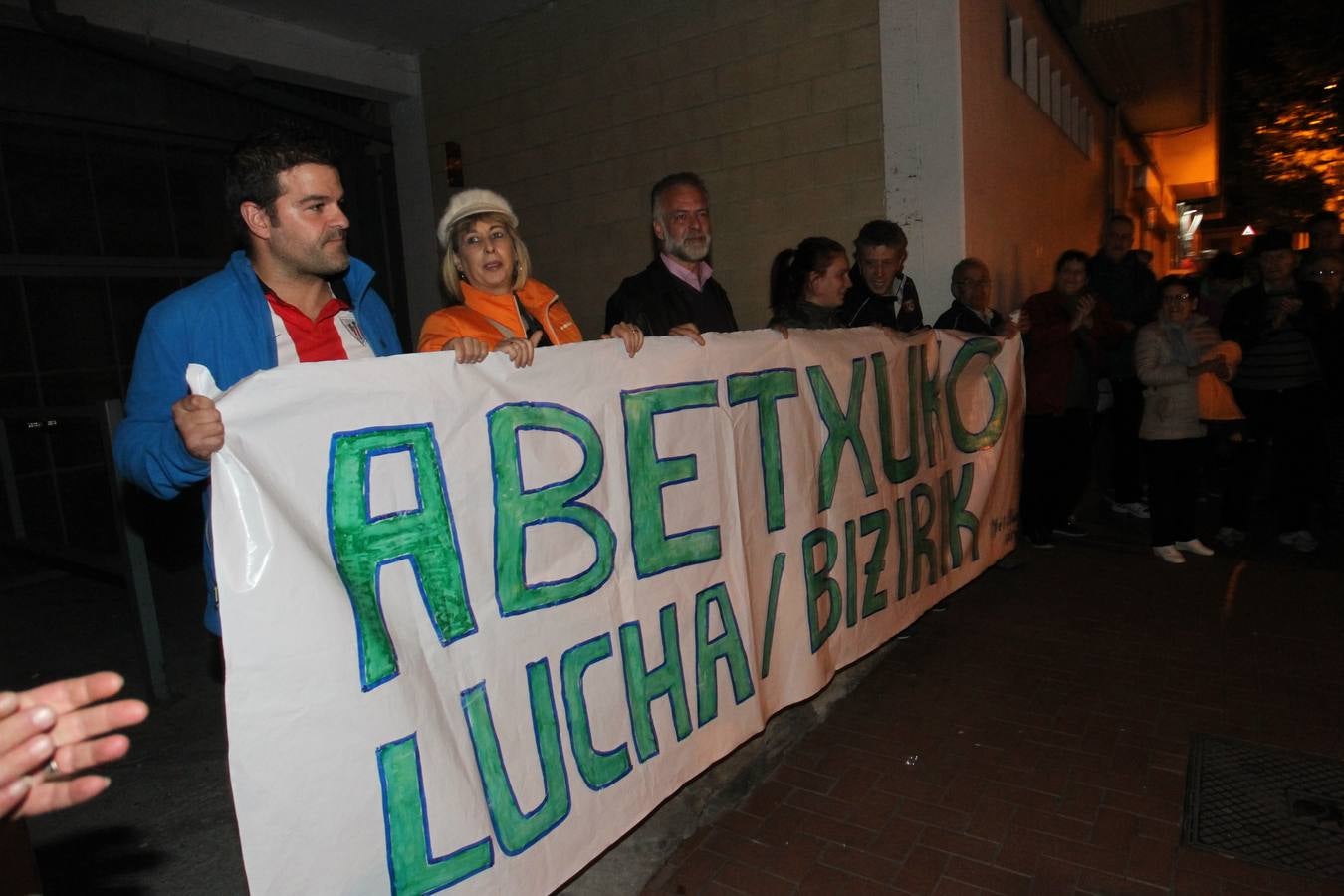 Vecinos del barrio bilbaíno de Ollerías acuden a la protesta diaria de Abetxuko contra &#039;los pichis&#039;