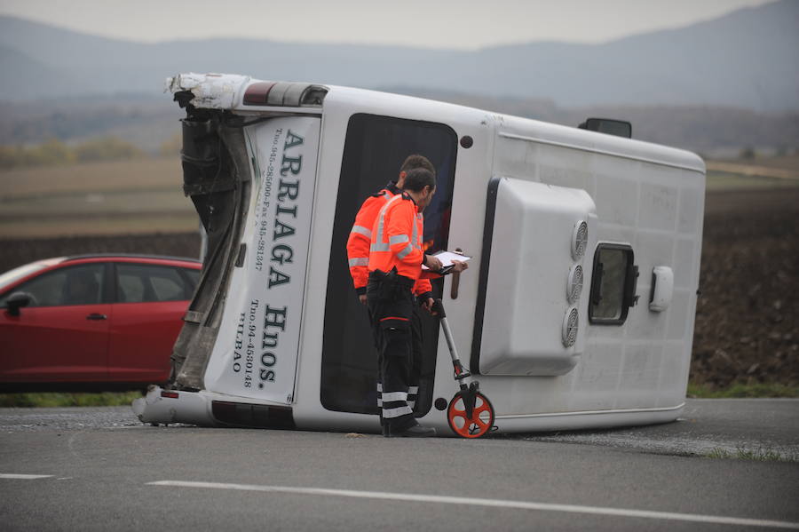 Accidente entre un microbús escolar y un turismo en Vitoria