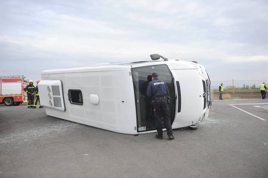 Accidente entre un microbús escolar y un turismo en Vitoria