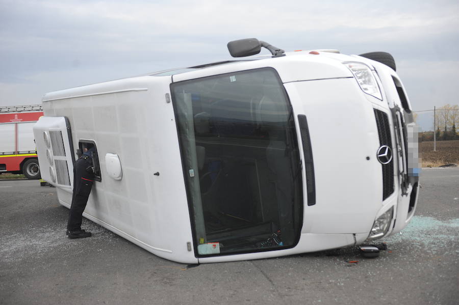 Accidente entre un microbús escolar y un turismo en Vitoria