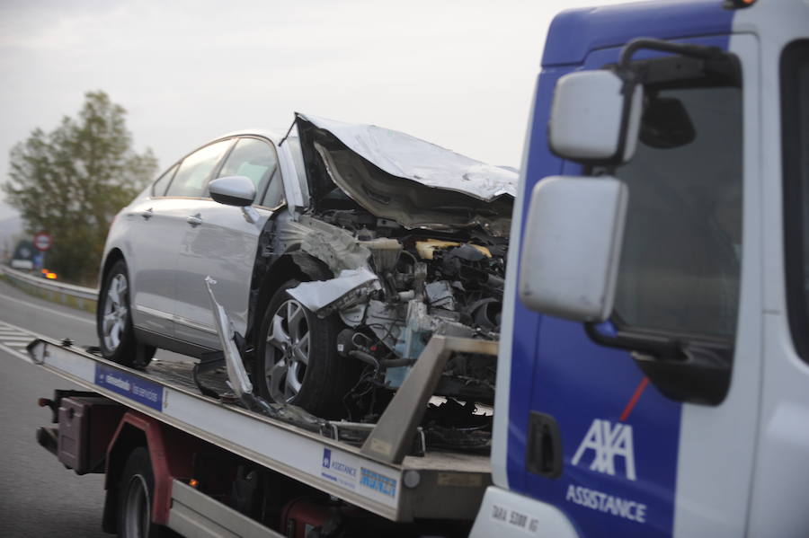 Accidente entre un microbús escolar y un turismo en Vitoria