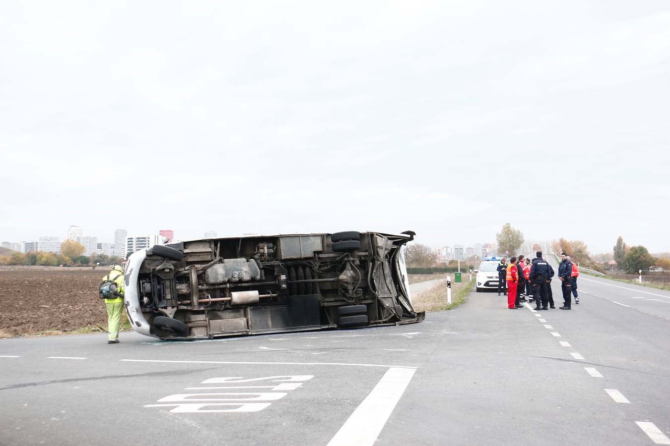 Accidente entre un microbús escolar y un turismo en Vitoria