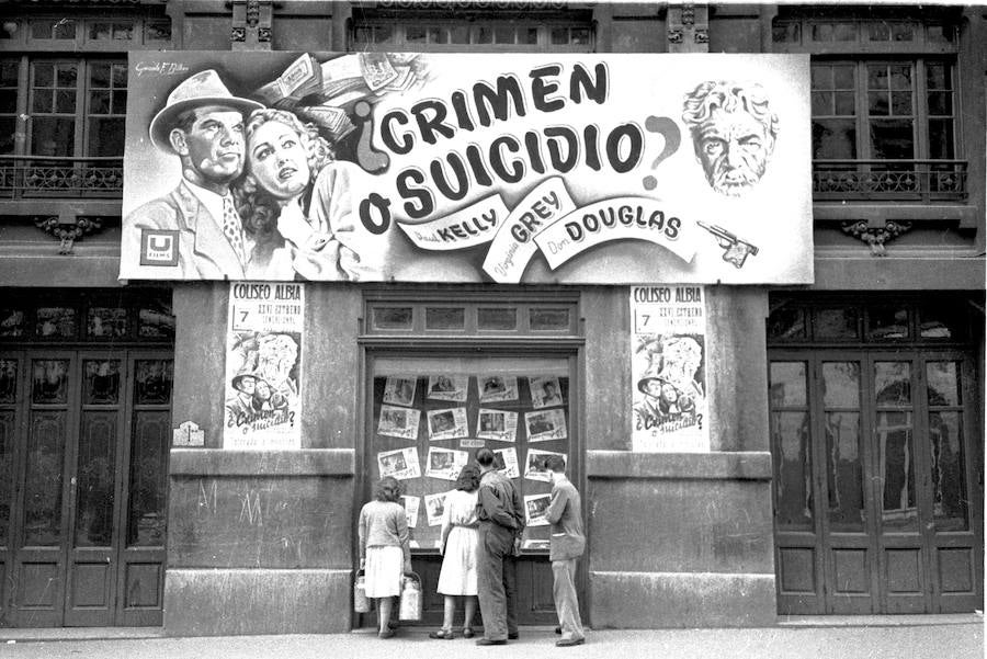 Coliseo Albia. Situado en la Alameda Urquijo. En la imagen, unos aficionados ojean escenas de la película ‘Crimen o suicidio’ en los años de la posguerra, bajo la carteleríal que fue santo y seña del sector.