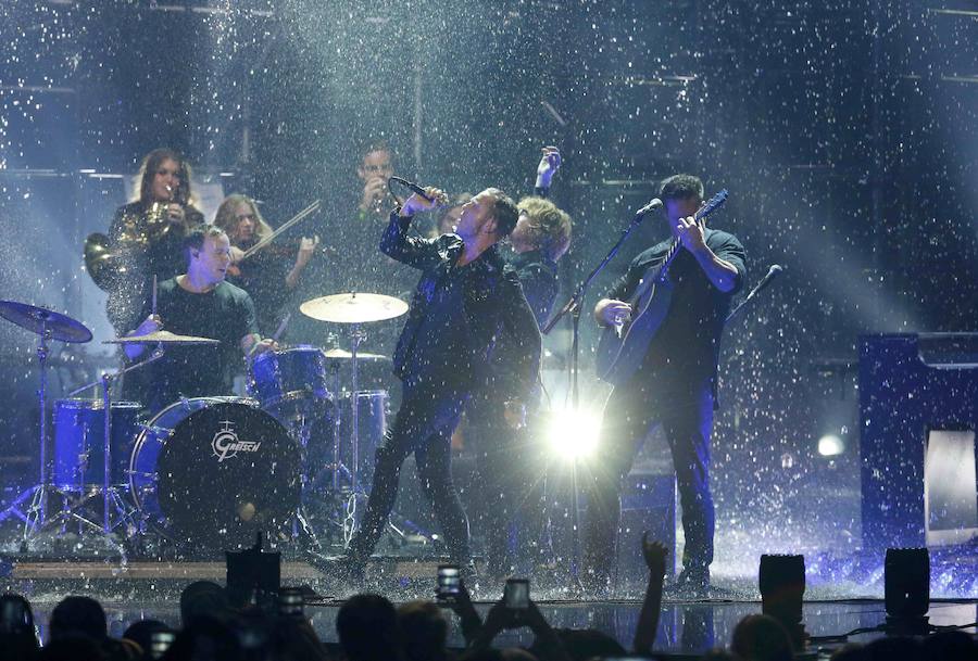 El grupo One Republic cantó bajo una cortina de lluvia.