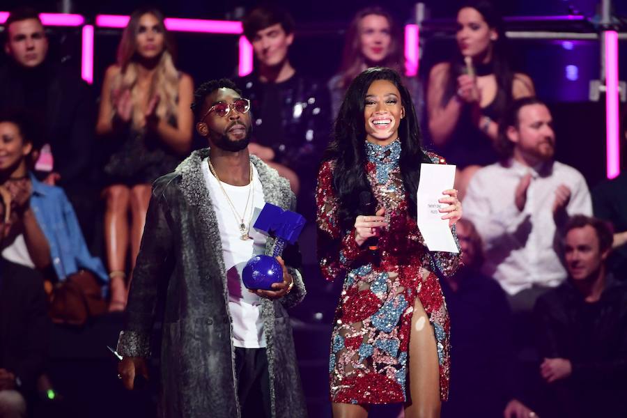 El rapero Tinie Tempah y la modelo canadiense Winnie Harlow fueron presentadores de los MTV.