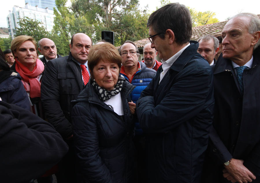 Homenaje a las víctimas en Bilbao. Los padres de Iñigo Cabacas miran fijamente a Patxi López, al abrirse paso entre Patxi López y Andoni Ortuzar para realizar la ofrenda.