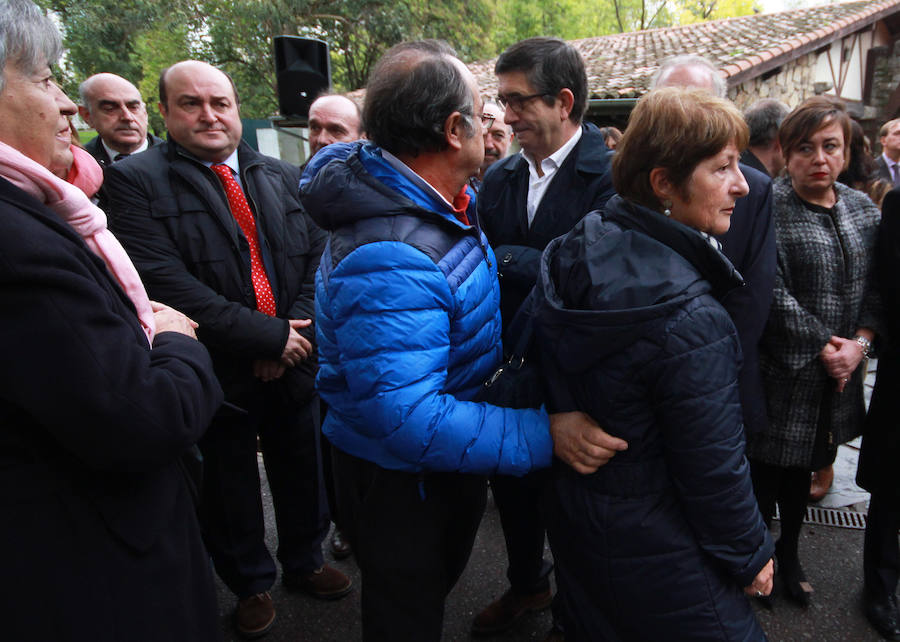 Homenaje a las víctimas en Bilbao. Manu Cabacas, junto a su mujer Fina, mira fijamente a Patxi López; quien era lehendakari cuando su hijo Iñigo falleció a causa del pelotazo de goma de la Ertzaintza. /TELEPRESS