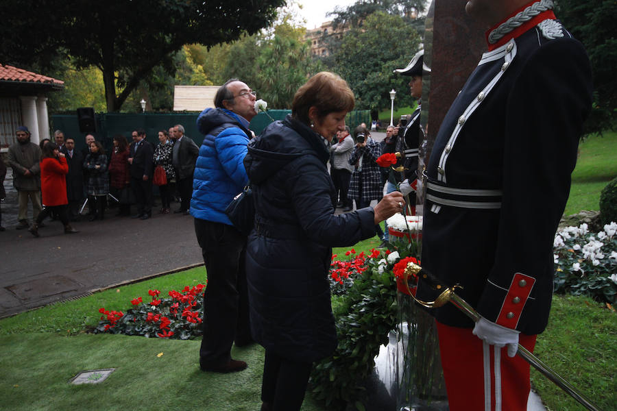 Homenaje a las víctimas en Bilbao. Manu Cabacas, junto a su mujer, Fina, durante la ofrenda.