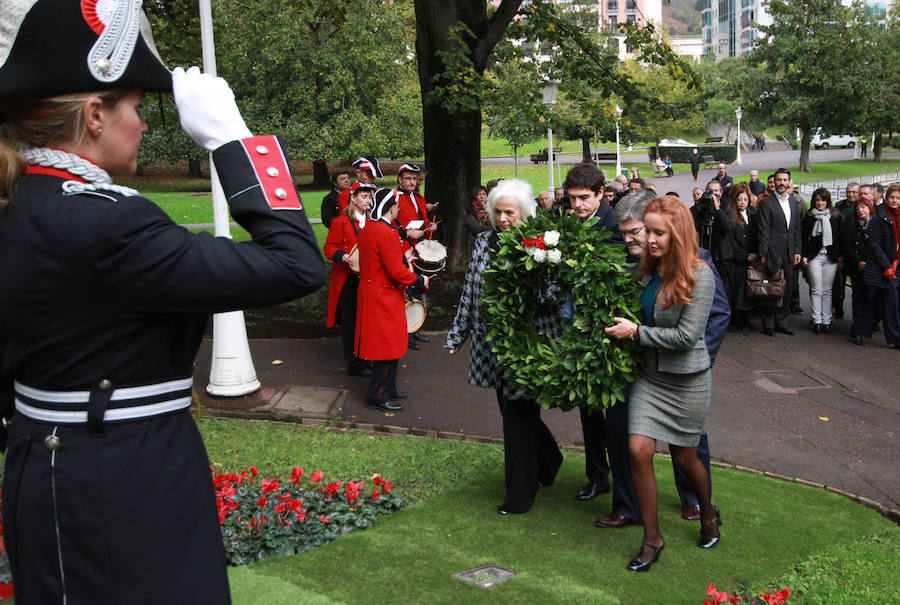 Homenaje a las víctimas en Bilbao. El alcalde de Bilbao, Juan María Aburto y el diputado general de Bizkaia, Unai Rementeria, realizan la ofrenda junto a Rosa Rodero, viuda del ertzaina asesinado por ETA Joseba Goikoetexea, e Inés Nuñez, hija de una víctima de violencia policial,.