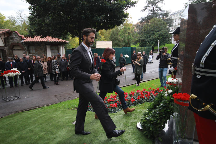 Homenaje a las víctimas en Bilbao. José Goikoetxea, hijo de Joseba Goikoetxea, durante la ofrenda floral