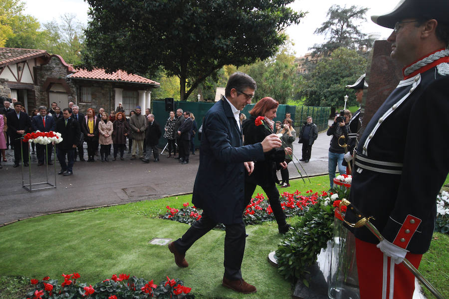 Homenaje a las víctimas en Bilbao. El exlehendakari Patxi López, durante la ofrenda floral en el monumento en recuerdo a las víctimas.