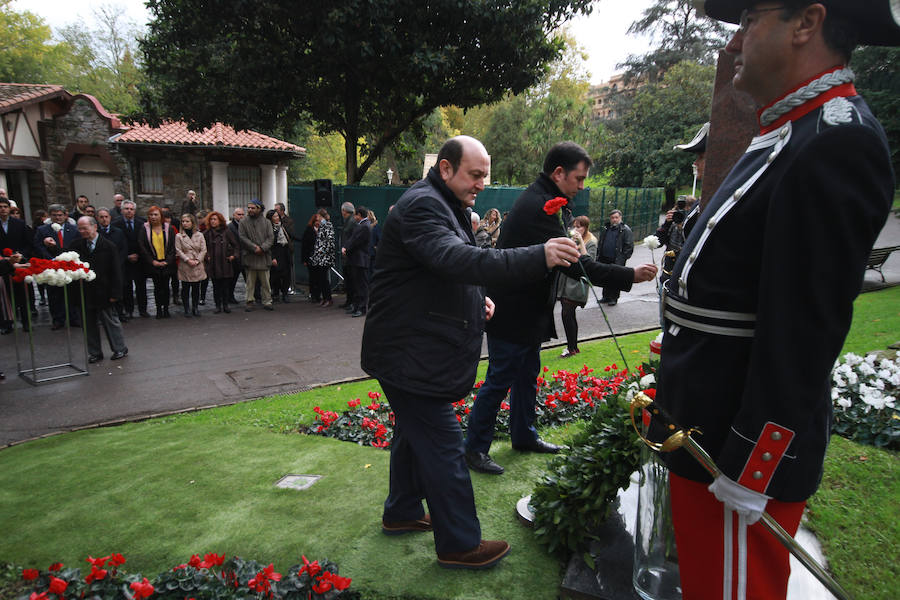 Homenaje a las víctimas en Bilbao. El presidente del PNV, Andoni Ortuzar, y el concejal en el Ayuntamiento de Bilbao Asier Abaunza durante la ofrenda floral que ha tenido lugar en el parque de Doña Casilda.