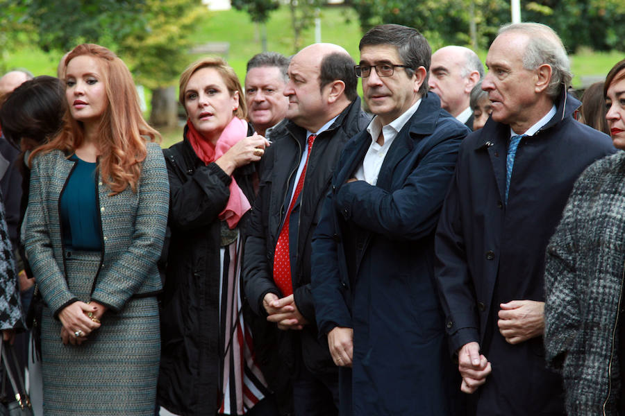 Homenaje a las víctimas en Bilbao. En la imagen, Inéz Nuñez, Itxaso Atutxa, Andoni Ortuzar, Patxi López, y el subdelegado del Gobierno en Bizkaia, Ignacio Erice.