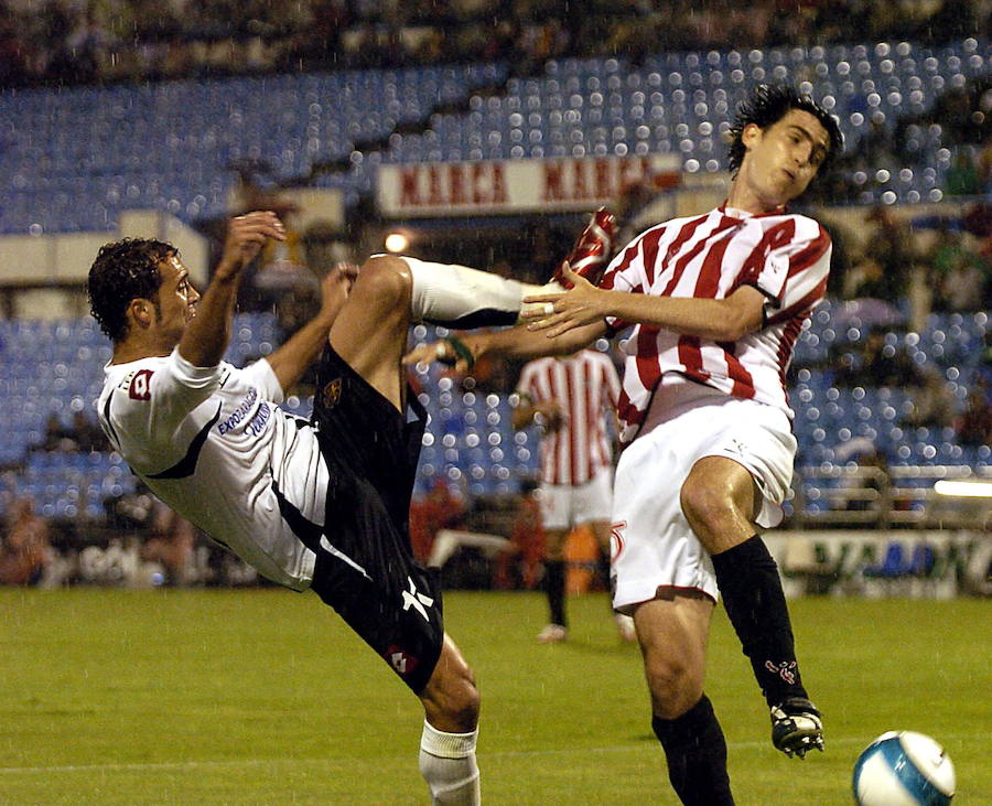 El defensa español del Real Zaragoza,Fuerte entrada de Juan Francisco García 'Juanfran', del Zaragoza, a Iraola,  durante un partido de Liga en La Romareda en 2007.