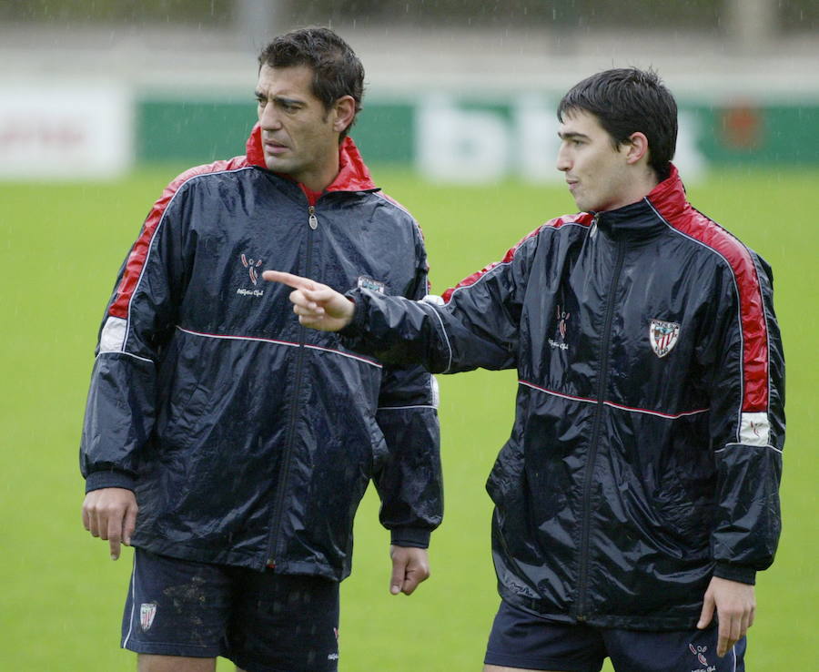 Iraola conversa con Urzaiz en un entrenamiento en Lezama en diciembre de 2003. Entrenamiento del AThletic en Lezama.