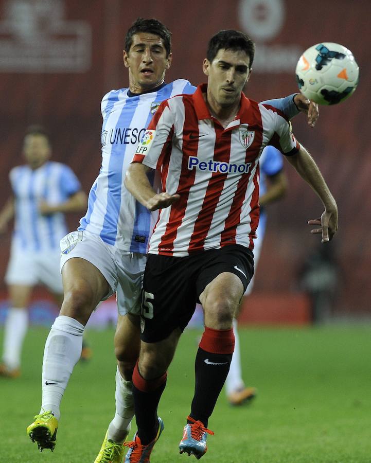 Iraola definde un balón ante Oleksandr Yakovenko, del Málaga, en un partido el 13 de abril de 2014.