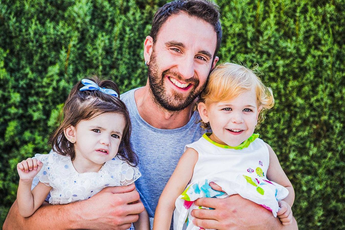 El actor Dani Rovira sujeta en brazos a Paula y a Adriana.