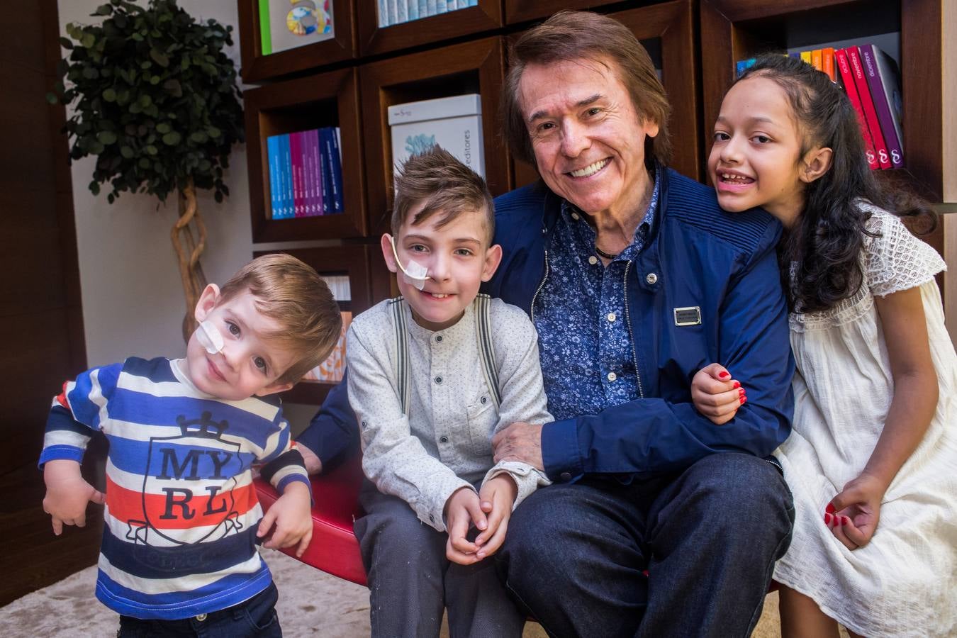 El cantante Raphael sacó un rato para la sesión de fotos con los niños de la asociación.