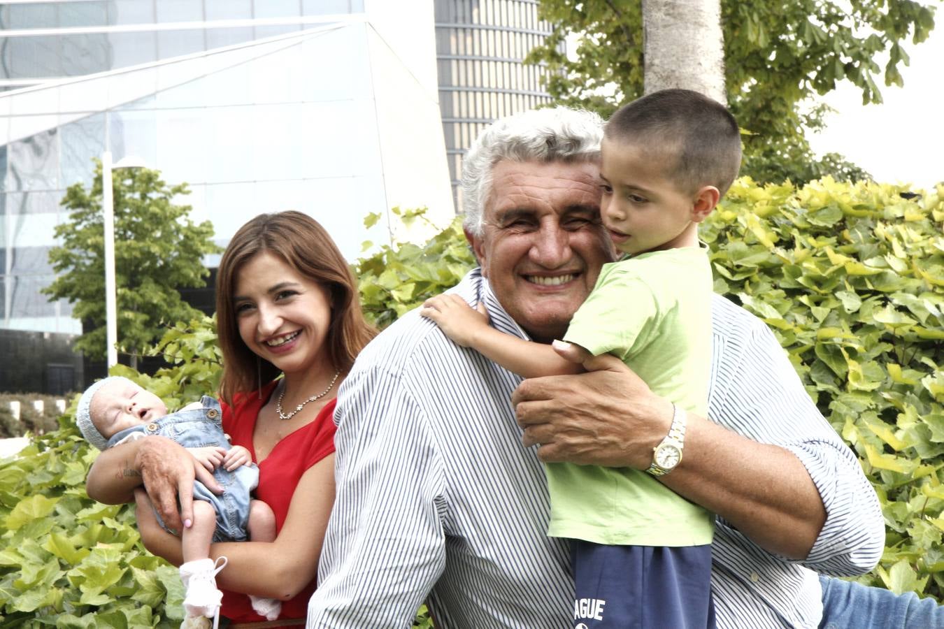 El exjugador de baloncesto Fernando Romay, un grandullón entre niños.