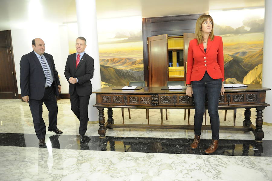 La firma del pacto de Gobierno PNV- PSE