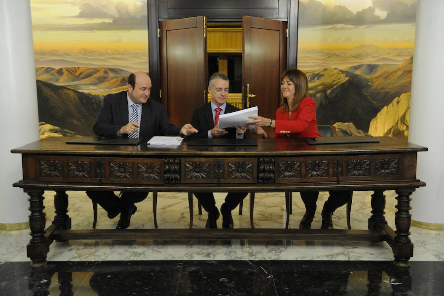 La firma del pacto de Gobierno PNV- PSE