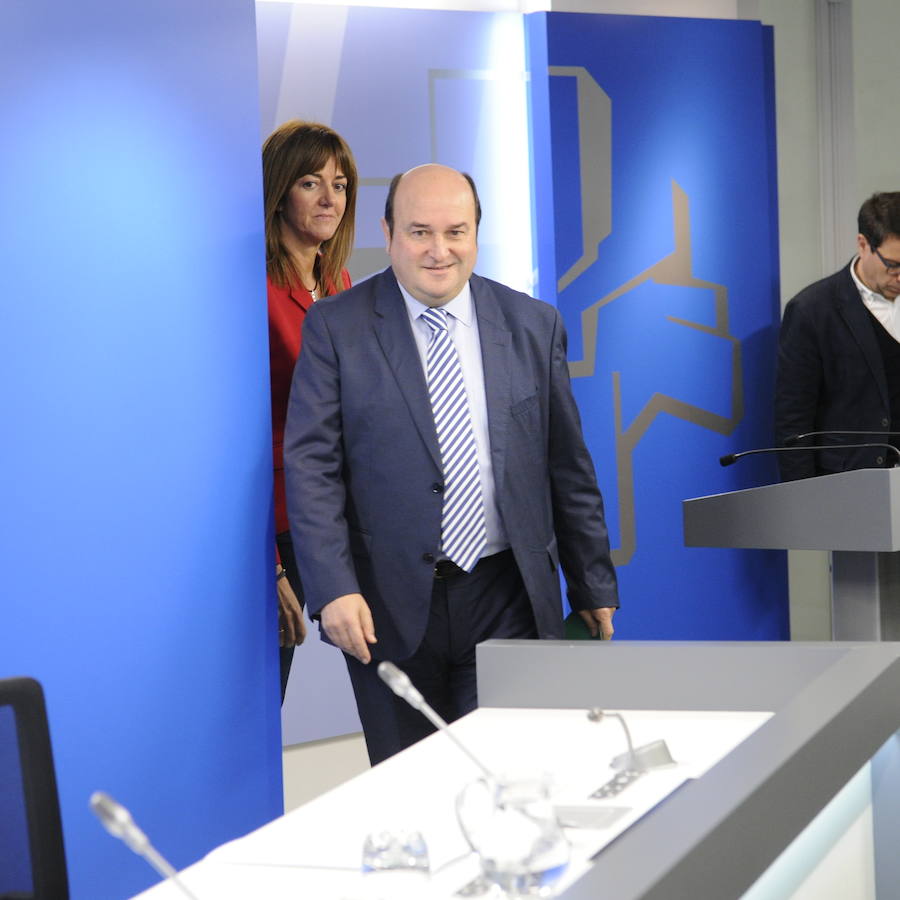 La firma del pacto de Gobierno PNV- PSE