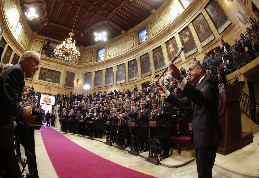 Urkullu exhibe la makila ante la Cámara. A la izquierda, el exlehendakari Carlos Garaikoetxea.