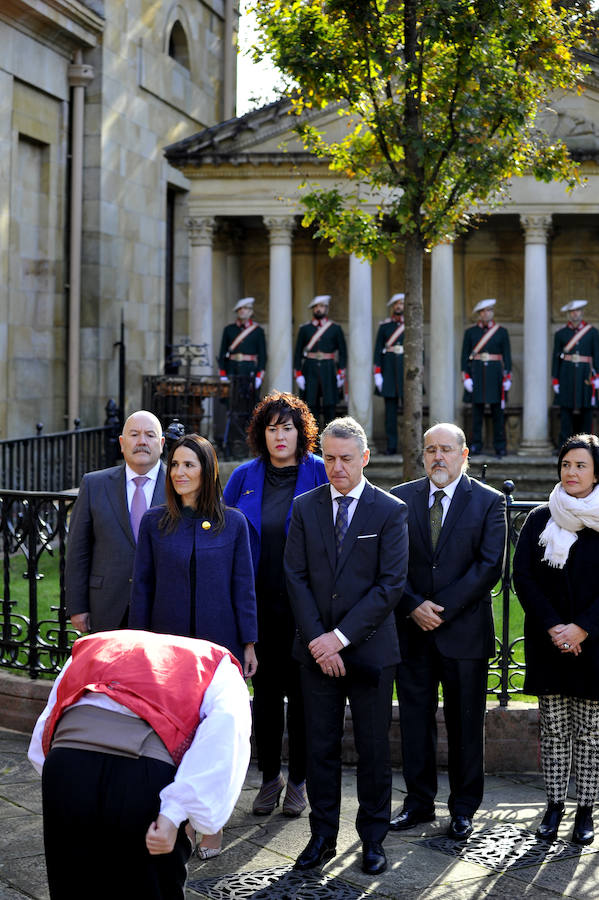 El dantzari presenta sus respetos al lehendakari.