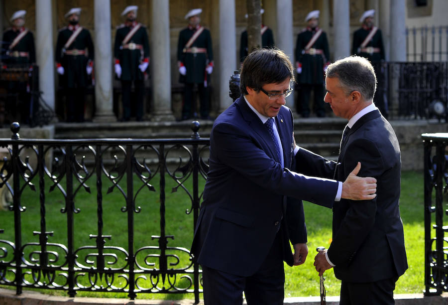 El presidente de la Generalitat, Carles Puigdemont, felicita a Urkullu