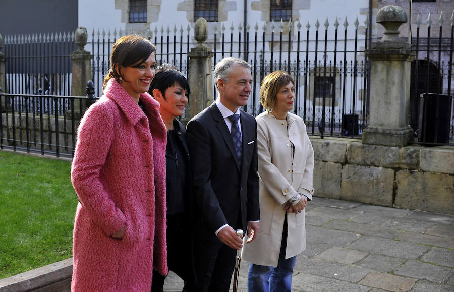 El lehendakari posa con las parlamentarias de EH Bildu Jasone Agirre, Maddalen Iriarte y Miren Larrion