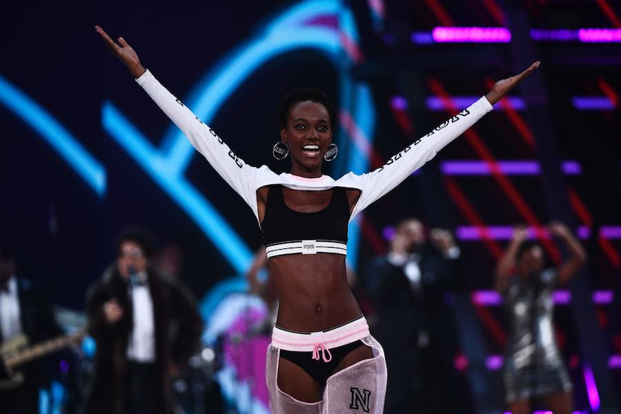 Victoria&#039;s Secret Fashion Show 2016: las modelos una a una, en el desfile de París