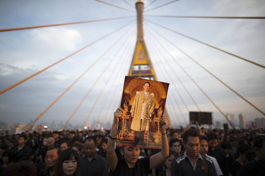 Tailandia celebra el cumpleaños su último rey