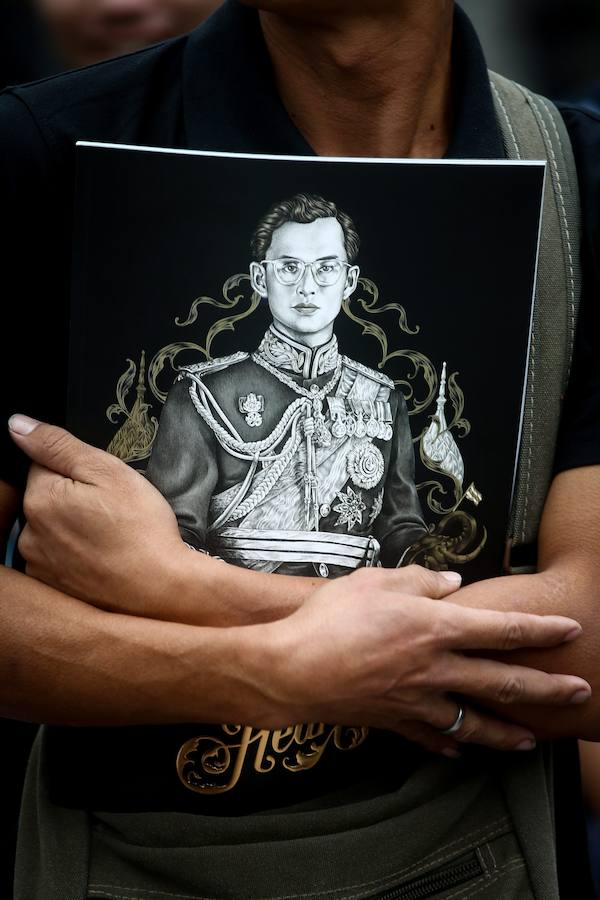 Tailandia celebra el cumpleaños su último rey