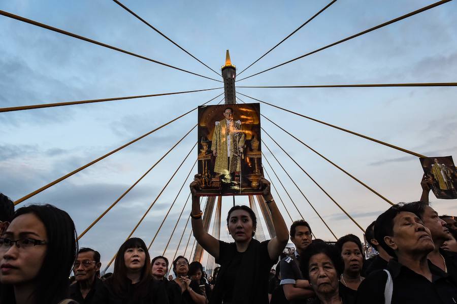 Tailandia celebra el cumpleaños su último rey