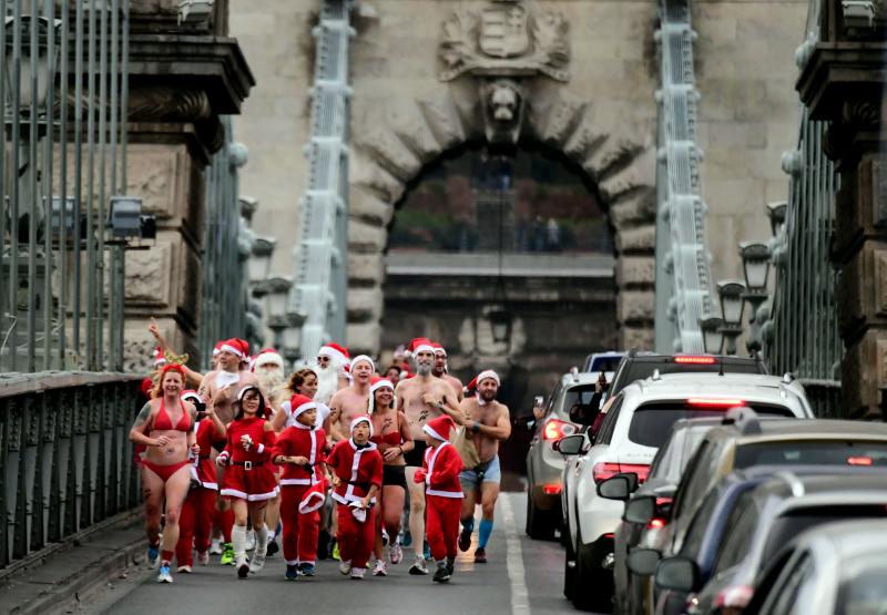 Los &#039;santas&#039; salen a la carrera por Budapest