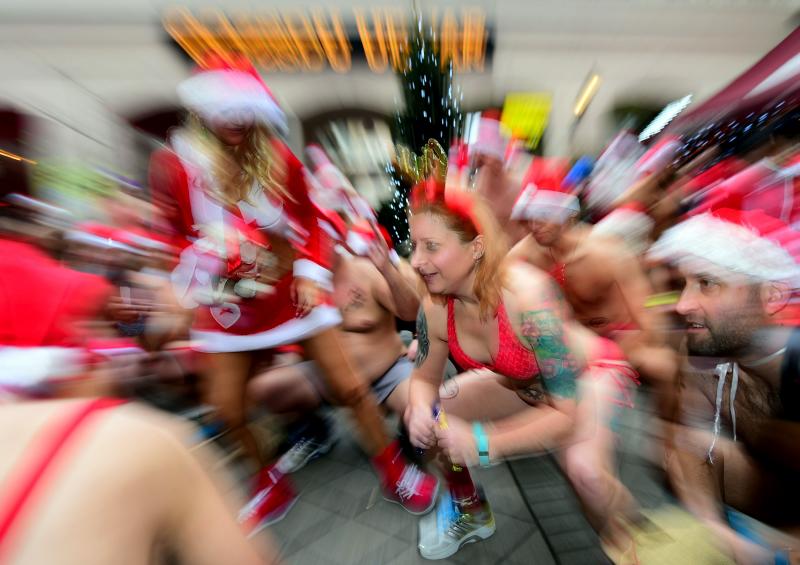 Los &#039;santas&#039; salen a la carrera por Budapest