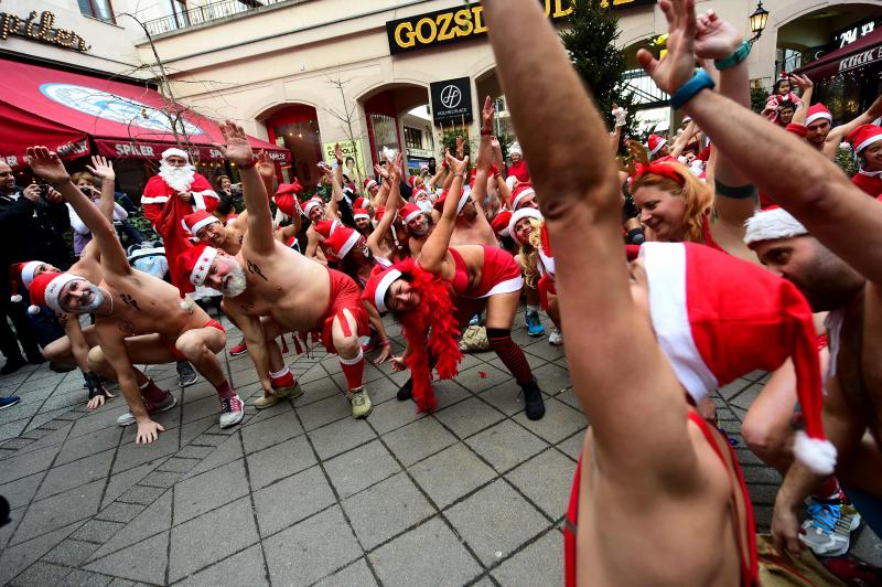 Los &#039;santas&#039; salen a la carrera por Budapest