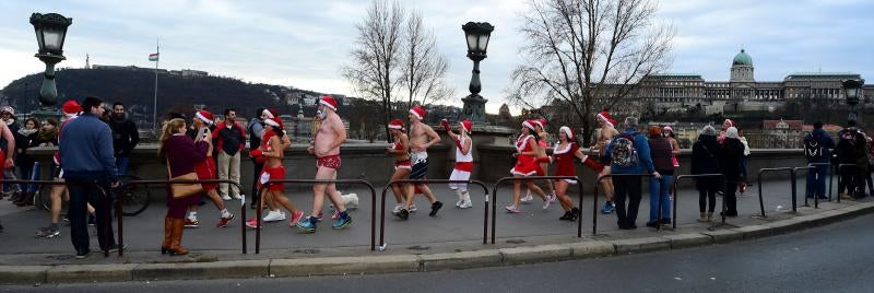 Los &#039;santas&#039; salen a la carrera por Budapest