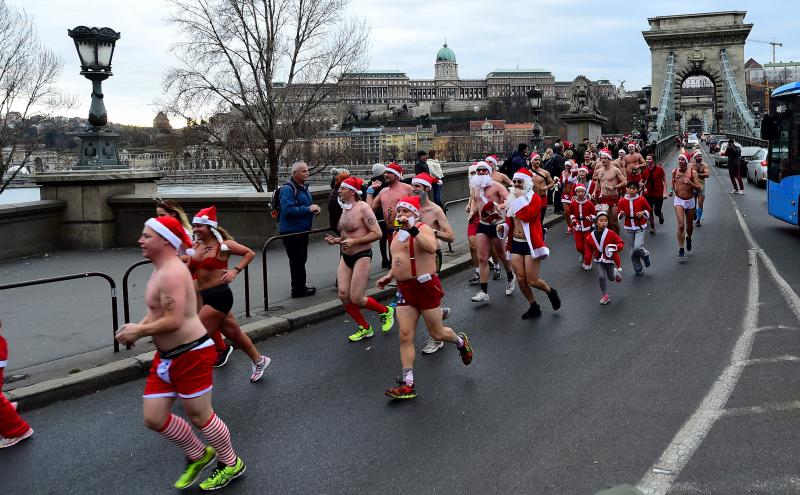 Los &#039;santas&#039; salen a la carrera por Budapest