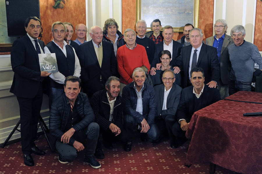 El presentador del acto Josu Loroño (izquierda), junto con los exciclistas que han acudido al acto.