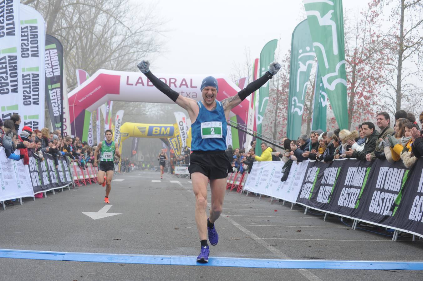 Las caras, los gestos y las reacciones de los atletas en la meta de la Media Maratón de Vitoria