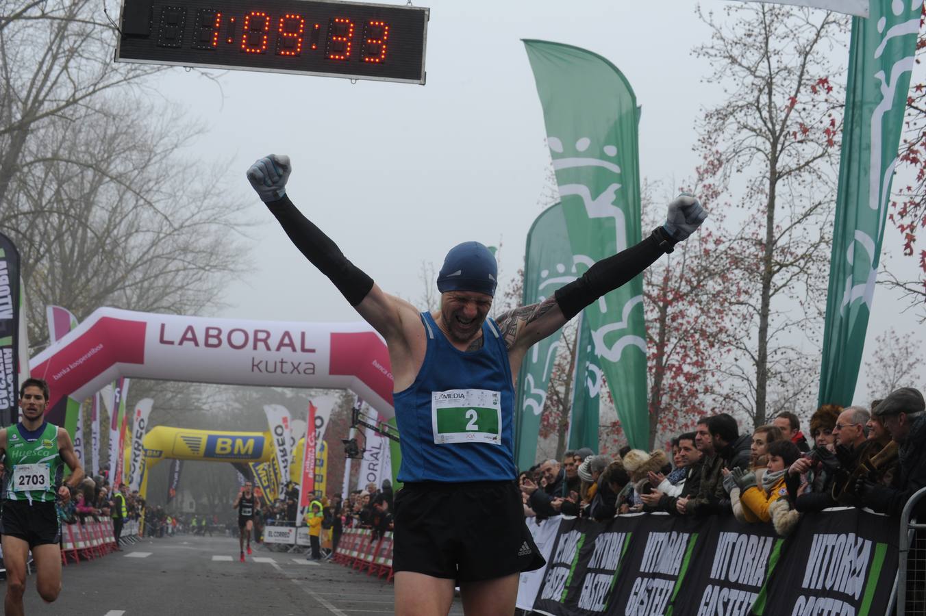 Las caras, los gestos y las reacciones de los atletas en la meta de la Media Maratón de Vitoria