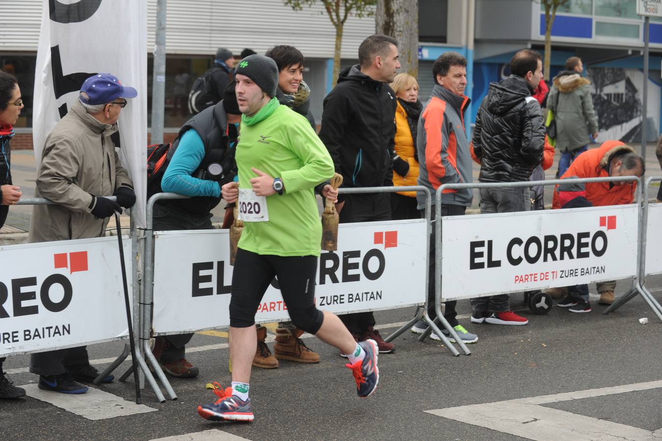 Las caras, los gestos y las reacciones de los atletas en la meta de la Media Maratón de Vitoria