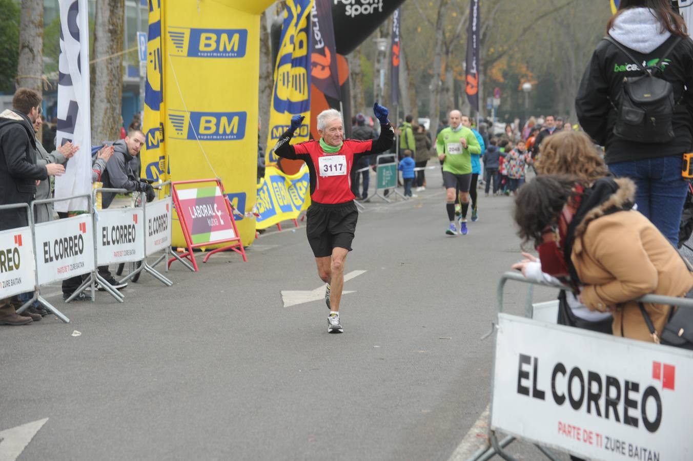 Las caras, los gestos y las reacciones de los atletas en la meta de la Media Maratón de Vitoria